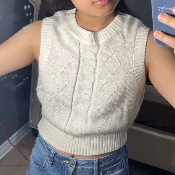 Cozy knit white sweater vest - Picture 1 of 1
